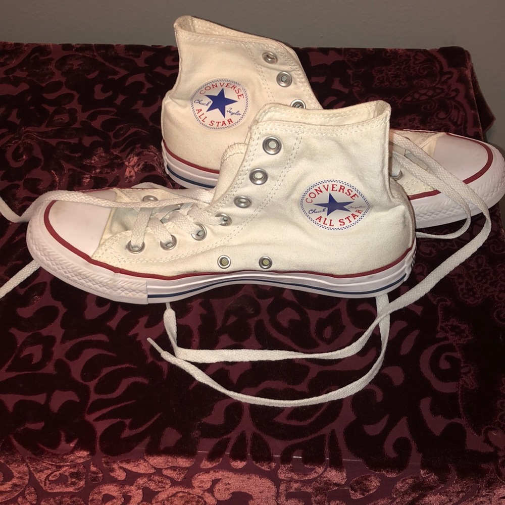 White converse “Chuck Taylor’s” size 7 women